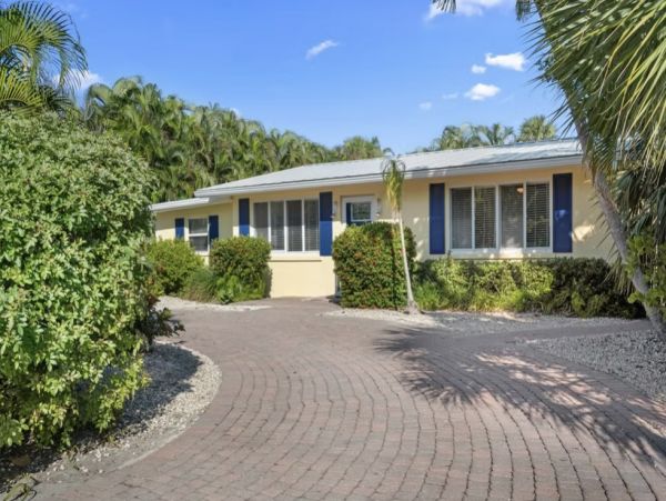 Beachside Retreat 4-Bedroom Home Rental - Your Perfect Island Getaway